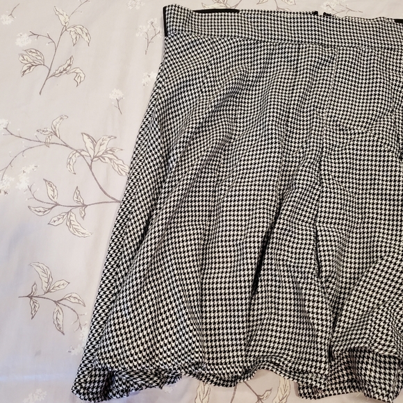 NWT Torrid Pleated Black & White Twill Houndstooth Skater Skirt - Picture 2 of 5